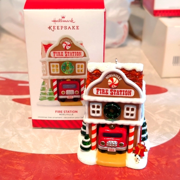 🎄Hallmark Keepsake Noelville Series Gingerbread Fire Station 2014 - Picture 1 of 9